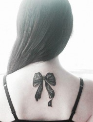 女人后背唯美前卫的蕾丝蝴蝶结纹身图片
