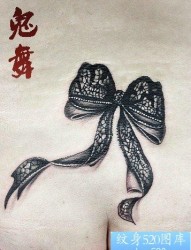 美女腰部小巧精美的蕾丝蝴蝶结纹身图片