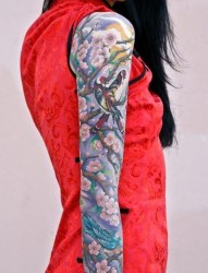 一张美女花臂喜鹊梅花纹身图片