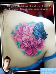 美女后肩背漂亮的花卉与蝴蝶纹身图片