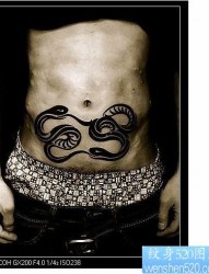 蛇纹身图片：腹部图腾蛇纹身图案