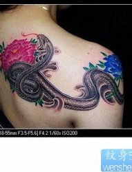 美女肩部蛇彩色牡丹花纹身图案