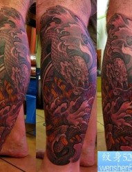 蛇纹身图片：腿部蛇彩色莲花纹身图案