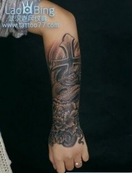 蛇纹身图片：手臂蛇牡丹十字架纹身图案