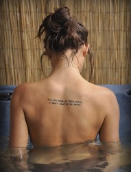 沐浴女背部的英文纹身