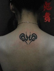 女人背部经典的图腾爱心蛇纹身图片