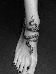 女人一张脚部缠绕的蛇纹身图片