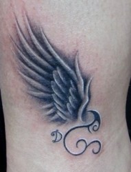 一款美丽的天使翅膀纹身