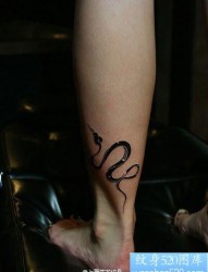 女人腿部好看的图腾蛇纹身图片