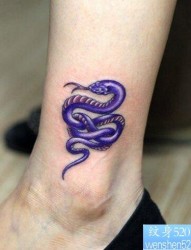 女人腿部一张彩色小蛇纹身图片