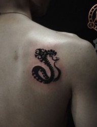 肩背一张图腾蛇纹身图片
