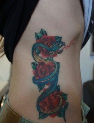 女孩子侧腰蛇玫瑰花纹身图片