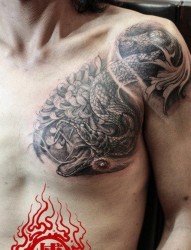 男性前胸经典前卫的黑白蛇纹身图片