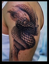 一张超帅经典的欧美黑白蛇纹身图片