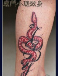 腿部经典前卫的一张蛇纹身图片