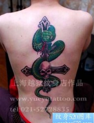 男性后背流行帅气的蛇与十字架纹身图片