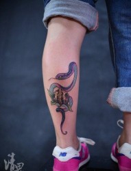 腿部前卫流行的一张蛇纹身图片