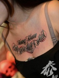 女人前胸精美的奇卡诺花体字母纹身图片