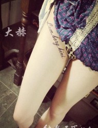 美女腿部唯美前卫的花体字母纹身图片