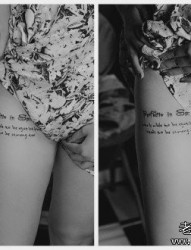 女人腿部精美小巧的字母纹身图片
