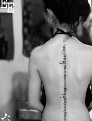 女人脊椎处经典前卫的藏文纹身图片