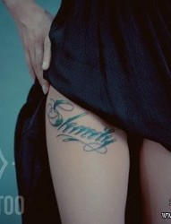 女人腿部流行前卫的彩色花体字母纹身图片