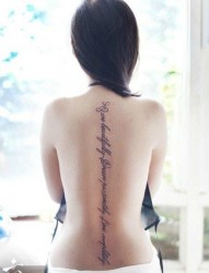 女人后背脊椎流行前卫的花体字母纹身图片