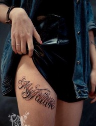 女人腿部精美的花体字母纹身图片