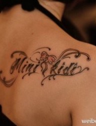 女人肩背唯美流行的花体字母与蝴蝶结纹身图片