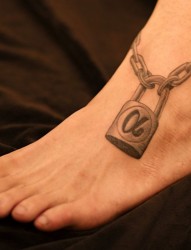 女性脚踝上一把锁纹身