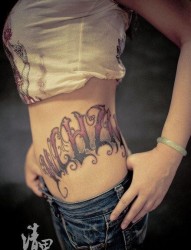 美女腹部到腰部前卫很酷的哥特字母纹身图片