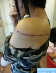 女人手臂到肩背唯美简洁的字母纹身图片