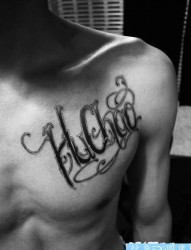 男性胸前帅气前卫的花体字母纹身图片