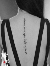 女人后背脊椎唯美小巧的字母纹身图片