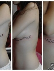 美女胸部前卫唯美的字母纹身图片