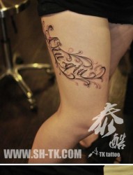 女人腿部唯美前卫的花体字母纹身图片