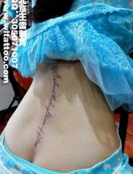 美女后腰前卫精美的花体字母纹身图片