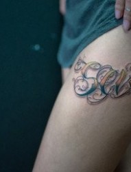 女人腿部前卫漂亮的花体字母纹身图片
