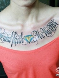 女人胸前前卫精美的花体字母纹身图片