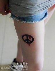 女人腿部唯美前卫的反战符号纹身图片
