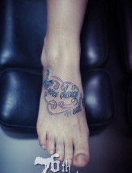 女人脚部前卫流行的花体字母纹身图片