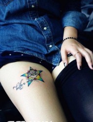 美女腿部流行精美的五角星与字母纹身图片