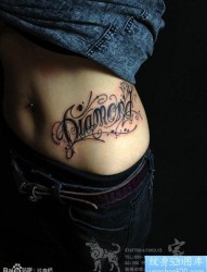 美女腹部流行精美的花体字母纹身图片