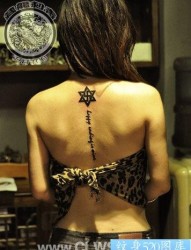 美女背部流行时尚的脊椎字母纹身图片