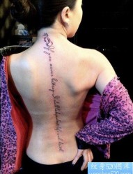女人背部流行时尚的脊椎字母纹身图片