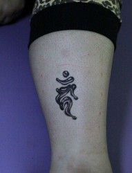 女人腿部好看的水滴字梵文纹身图片