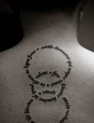 背部流行精美的哥特字母纹身图片