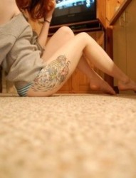女人腿部彩色刺青