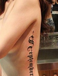 女孩子侧腰精美的哥特字母纹身图片