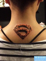 背部一张另类经典的豹纹超人标志纹身图片